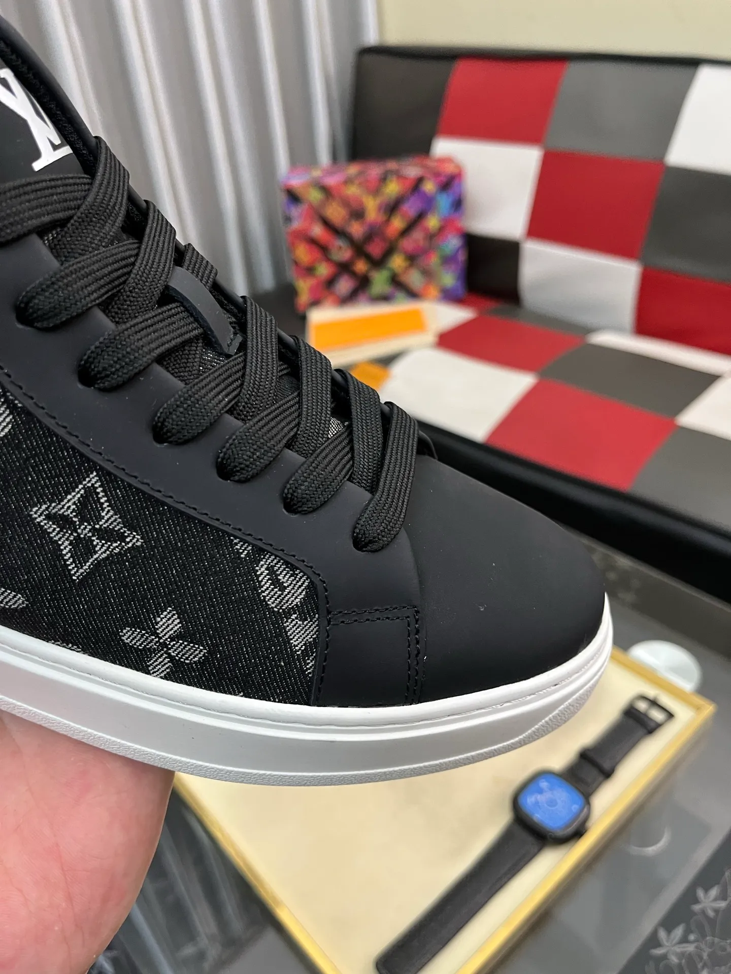 Men's shoes 💰: 560⌚️⌚️ Louis vuitton/LV Louis Vuitton 》Original quality.~ Unique modern style sneakers. 🏃A must-have casual shoe for trendy men😍😍 Original brand imported from Italy, imported original leather, sheep lining (refuses to discolor and grind feet) Sole: Original sole provided by the original factory, French lazy style design ⚠️Fit to the feet, original quality, super comfortable original sole. Code number: 38-444⃣️Color optional